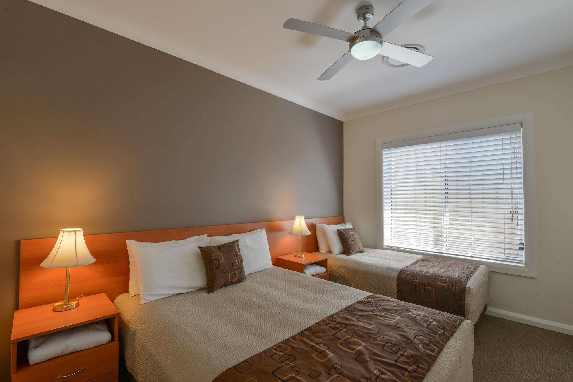 تامفورث Cadman Motor Inn And Apartments المظهر الخارجي الصورة