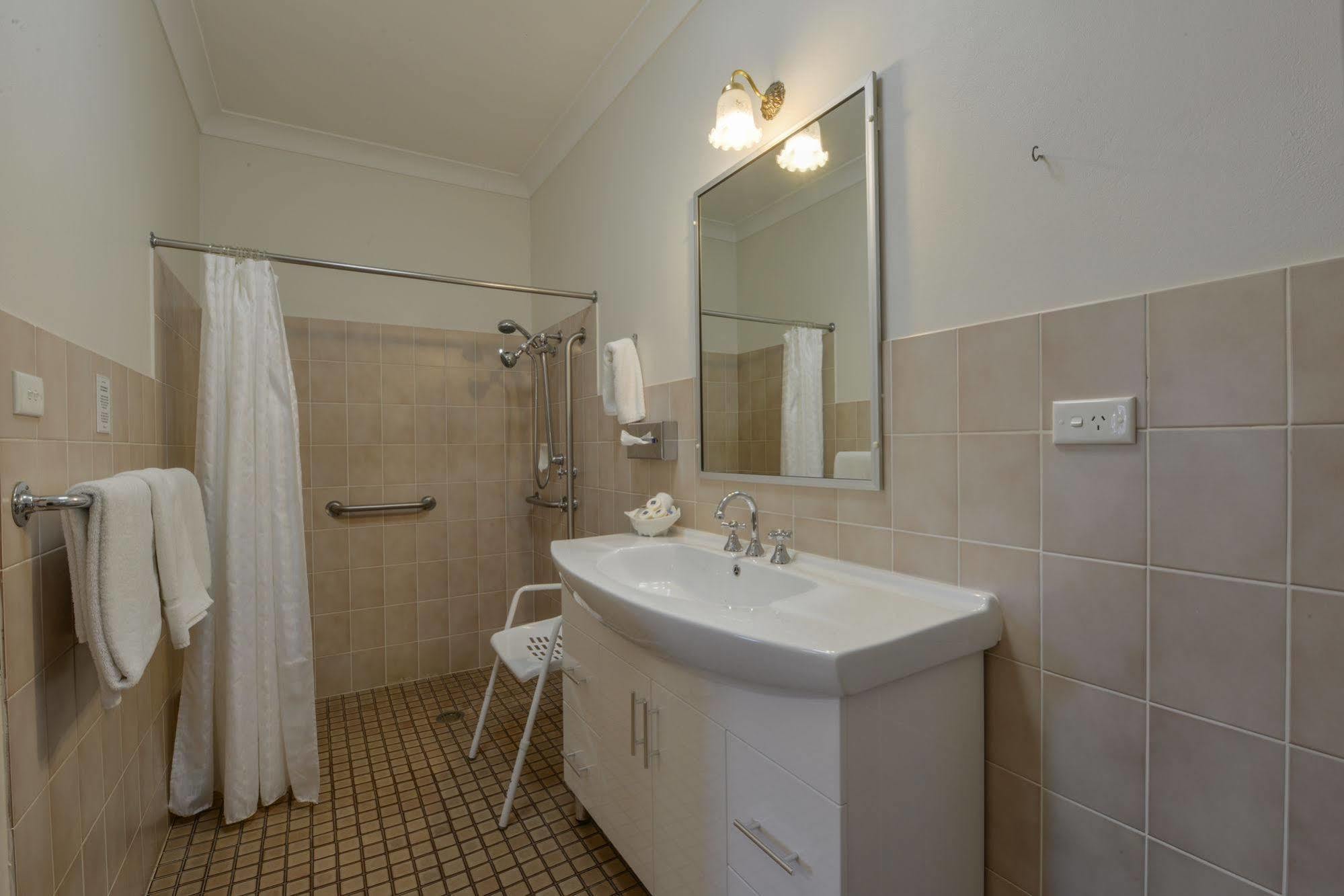 تامفورث Cadman Motor Inn And Apartments المظهر الخارجي الصورة